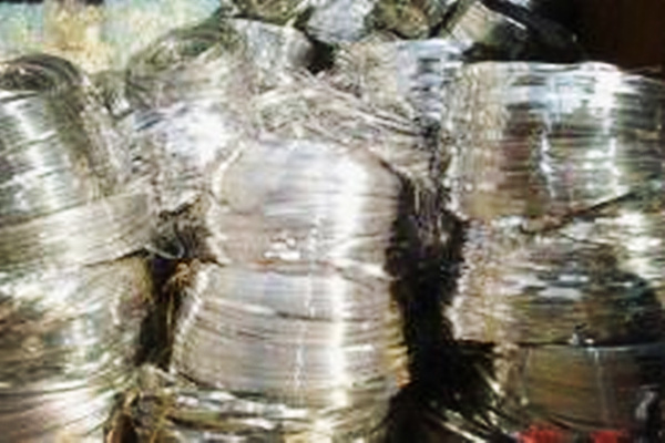 松香型焊锡丝应用最广泛,内部填充松香,松香芯焊锡丝